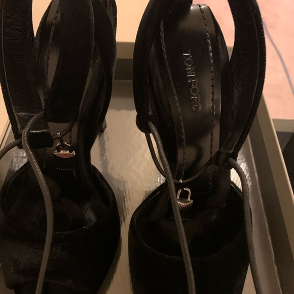 Tom Ford pumps with lock for sale - Picture 1 of 10